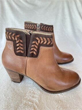 OluKai Kamahoi Brown Leather Ankle Boots Size 8 Stacked Heel NWOT